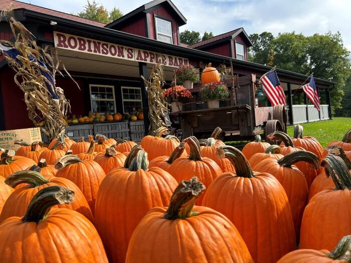 Robinson Apple Barn - Geneva | pic My Ohio Fun